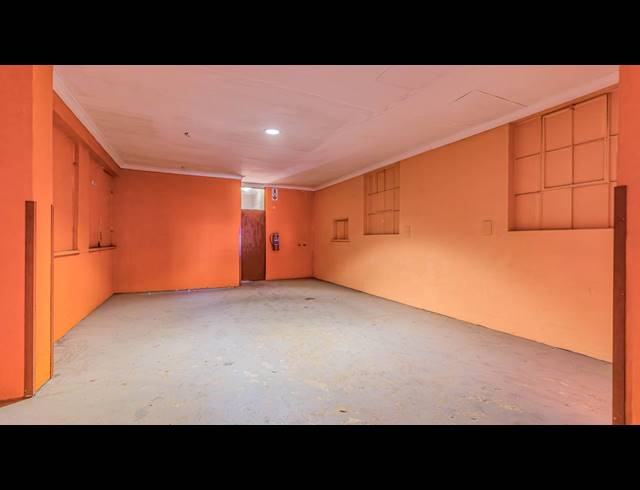 1,963M² FACTORY FOR SALE IN BOOYSENS